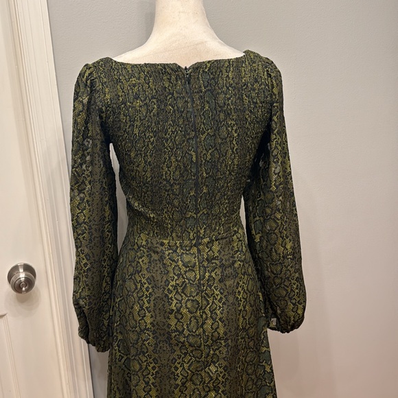 French Connection Aury Smocked Maxi Dress in Green Snakeskin Print/Size 2 - Picture 4 of 6